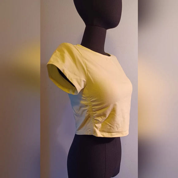 An Old Navy Yellow Activewear Crop Top - Picture 2 of 4